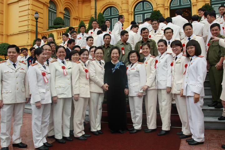 ຮອງປະທານປະເທດພົບປະສັງສັນ80ແບບຢ່າງດີເດັ່ນຂອງກຳລັງຕຳຫຼວດປະຊາຊົນ